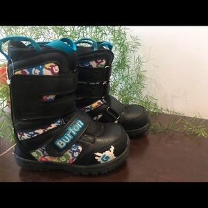 Burton kids grom snowboard boots size 11c.GUC!